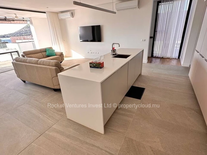 Villa de Luxe de 3 Chambres à Louer à Tamarin, Front de Mer avec Piscine