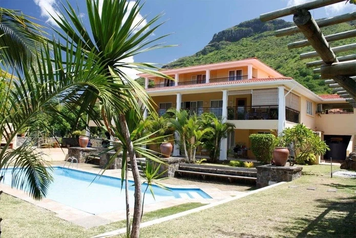 À Vendre – Élégante villa familiale dans un domaine sécurisé à Rivière Noire, Île Maurice