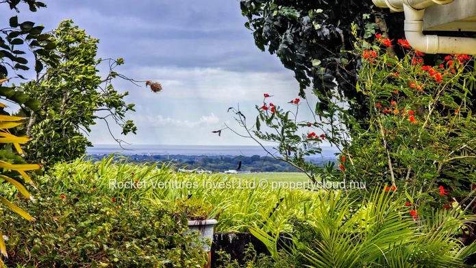 VENTE - Villa de Prestige avec Piscine – 3 Chambres à Mont Piton