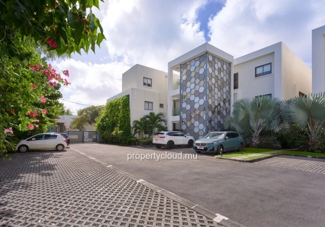 For sale: 3-bedroom apartment accessible to foreigners in Pointe Aux Canonniers.