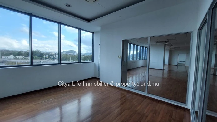 577m² Office Space for Rent in Ebène - Prime Location, Affordable Price!