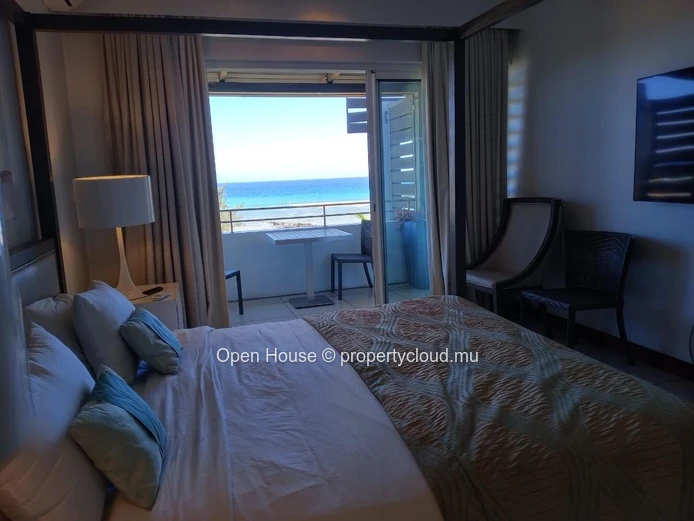 Superb beachfront Penthouse for sale in Pointe aux Biches, 3 bedrooms, communal pool, price Rs 28M. Don't miss out!