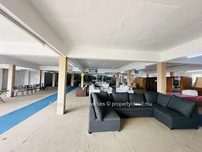 Espace Commercial à Louer au 1er Étage à Rose Belle !