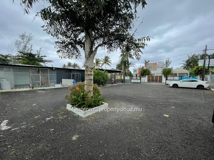 Charme côtier : supermarché de premier ordre en bord de mer avec double accès