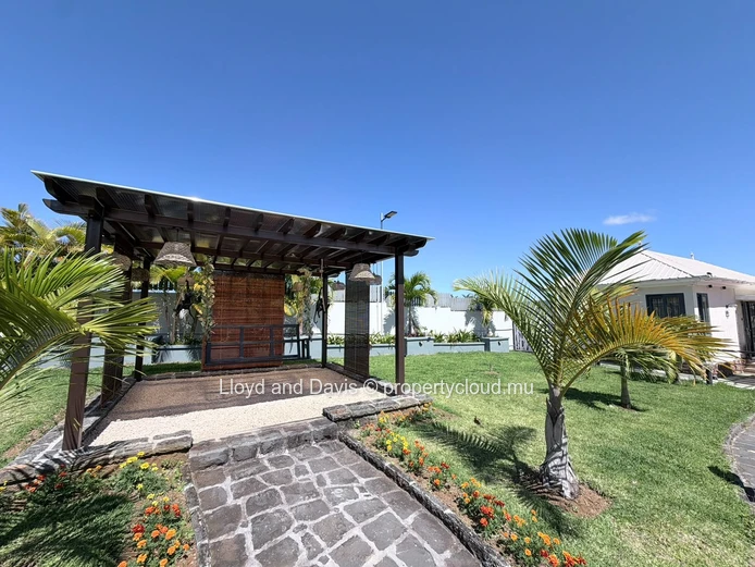 Spacious 4-Bedroom House with Veranda in a Lush Green Setting in Deux-Bras