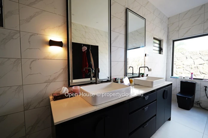 PDS villa for sale in Grand Baie, 214m² living space, 527m² land, 3 bedrooms, private pool, luxurious interior and ex...