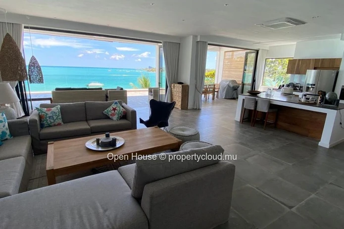 Beachfront penthouse, 4 bedrooms, 4 bathrooms, swimming pool, sea view. Grand Baie. Local market only