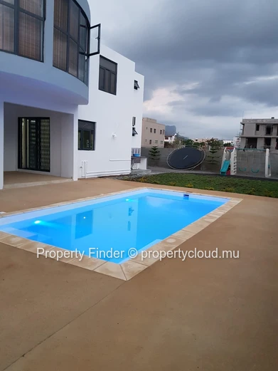 Maison moderne de 5 chambres à vendre