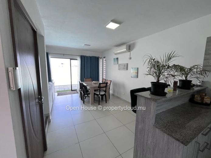 Duplex for rent in Flic en Flac, 3 bedrooms, private pool.