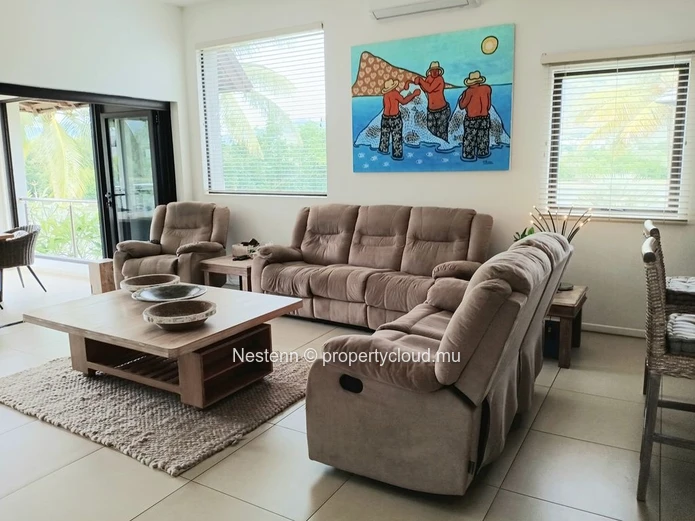 Between the sea and the river, a penthouse with its feet in the water