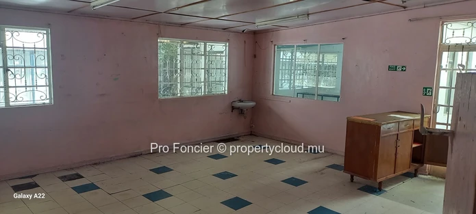 Terrain avec une vieille maison à vendre à Quatre-Bornes - Idéalement situé !