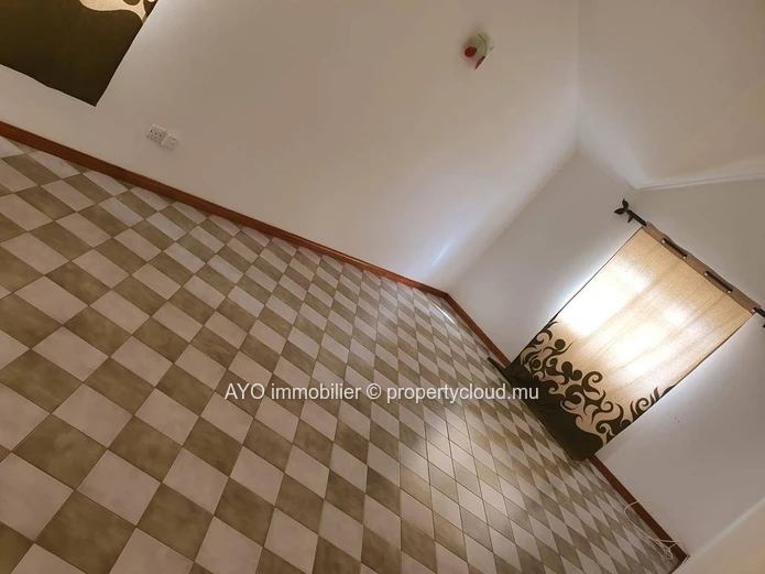 Maison non meublée de 4 chambres dans un paisible morcellement à Mon Choisy-proche plage