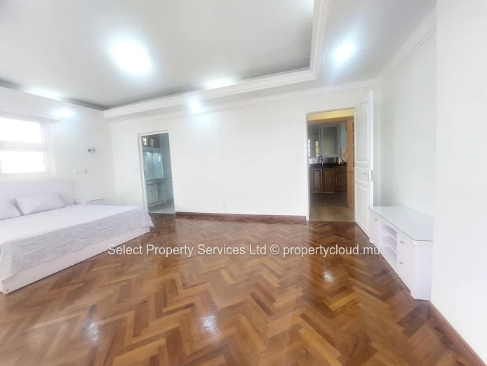 À Vendre : Spacieux Appartement au Centre de Quatre Bornes à Rs