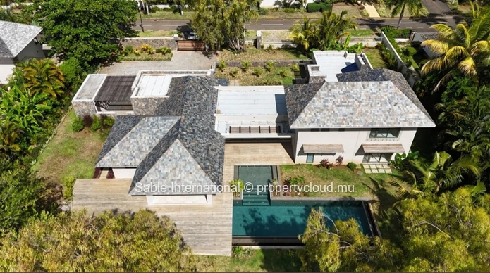 Villa RES à vendre à Beau Champ, 589m² habitable, 2.400m² terrain, 5 chambres, piscine privée, accès mer, salle de gym.