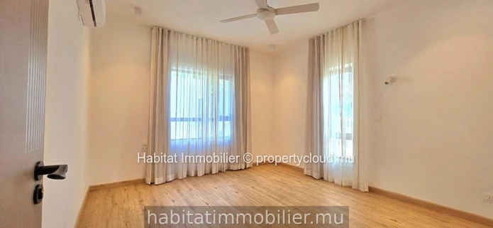 Découvrez ce magnifique appartement de 199 m², meublé et équipé, situé à Moka. Profitez d'une vue spectaculaire et di...