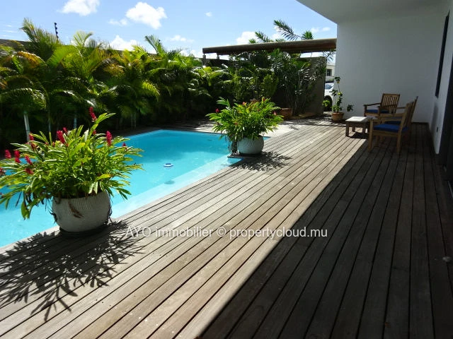 Brand new modern home with swimming pool close to local amenities