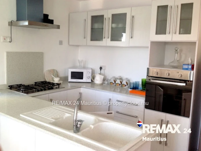 Penthouse with Sea Views and Direct Beach Access in Flic en Flac
