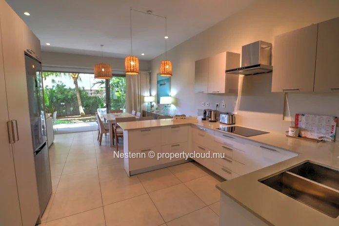 Appartement moderne de 3 chambres avec jardin et accès privé à la plage. 