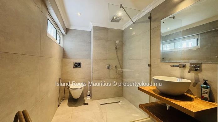 Duplex de 3 chambres à Bain Boeuf, non loin de la plage publique.