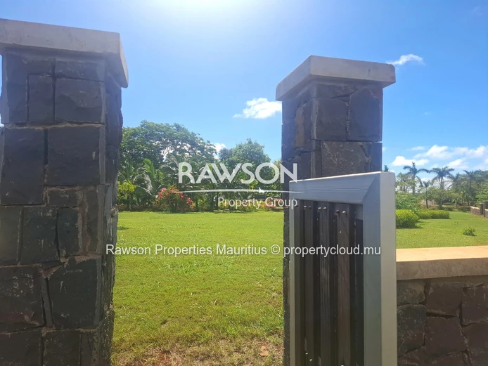 PRESTIGIOUS PARK-VIEW RESIDENTIAL PLOT of 418 M2 - BALACLAVA