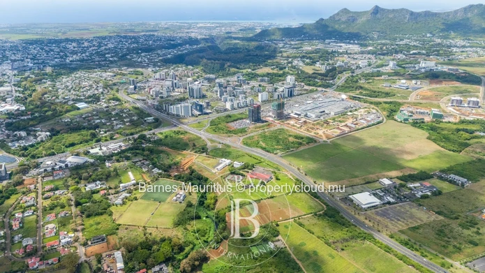 TRIANON – Terrain Agricole Stratégiquement Situé – 15 821 m²