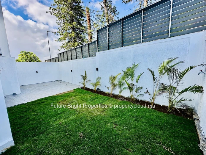 Duplex Moderne De 5 Chambres À Floréal – Neuf & Idéalement Situé