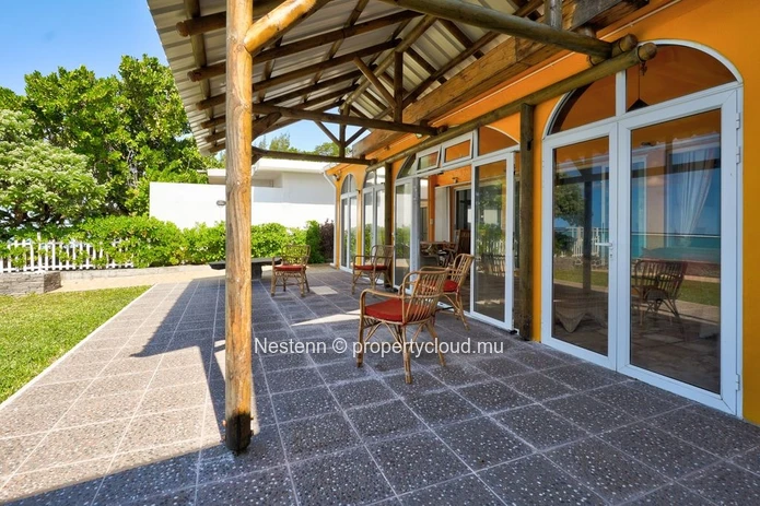 Propriété pieds dans l'eau sur un terrain de 1 224 m² avec une vue imprenable sur le lagon 