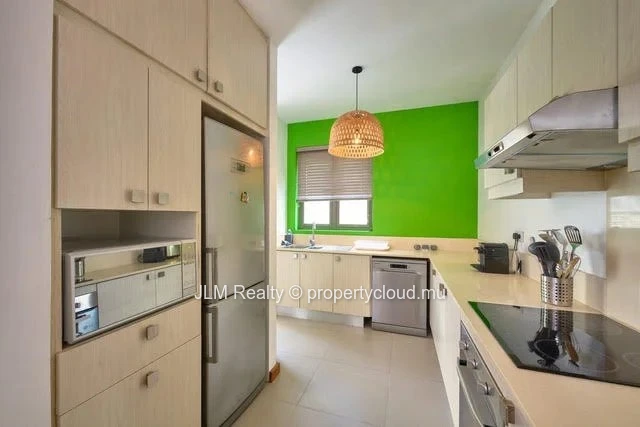 À vendre : Triplex de 3 chambres avec piscine commune à Pereybere, Île Maurice