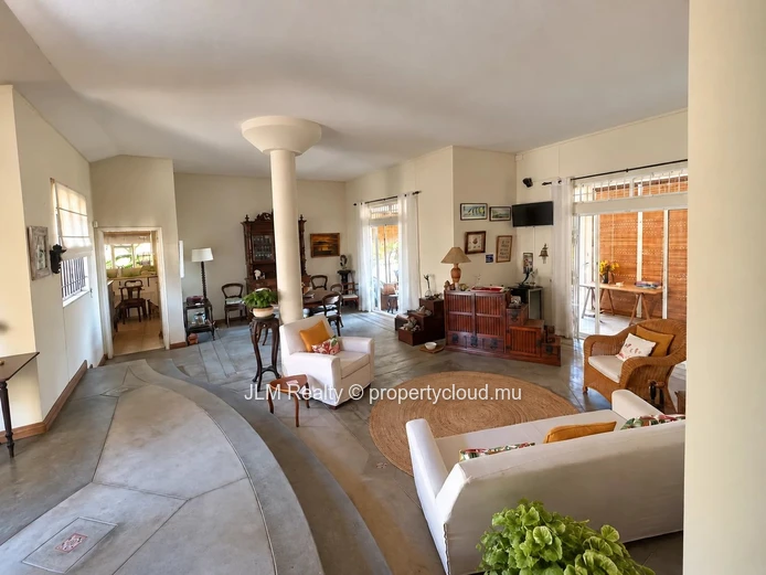 À vendre à Tamarin, Île Maurice : villa avec piscine sur 2 068 m² et vue dégagée sur Le Morne et l’océan