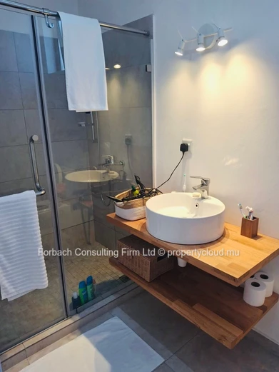 Modern 2 bedrooms apartment available 