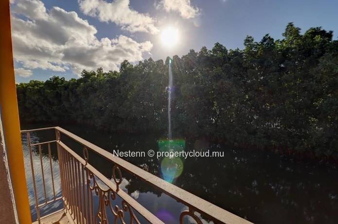 Duplex contemporain 2 chambres dans une résidence sécurisée au bord du lac
