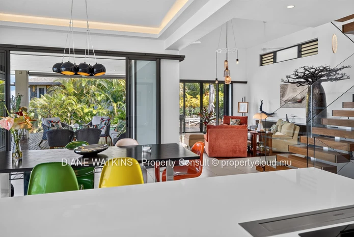 Villa RES contemporaine à vendre à Rivière Noire | Vue panoramique sur le lagon bleu