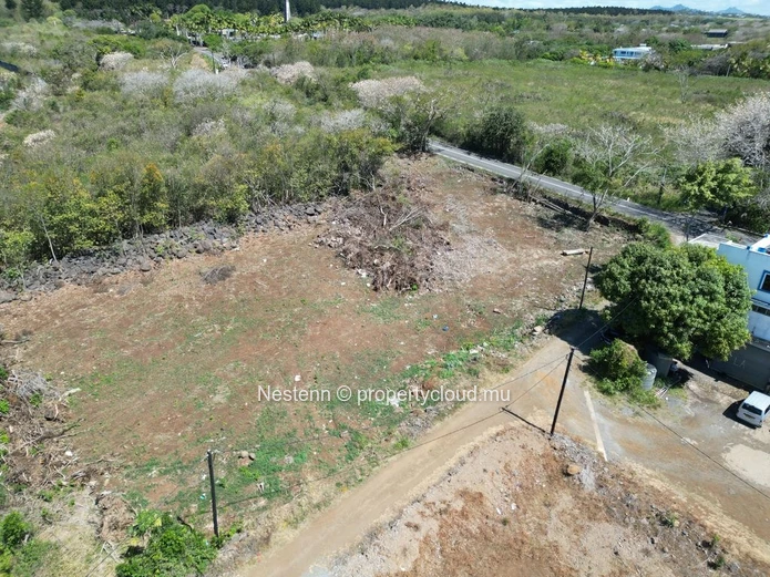 Terrain résidentiel de 844m2 idéal pour maisons ou commerce terrain d'angle divisible 