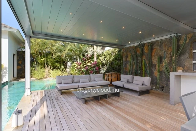 A vendre villa de 4 chambres en suite + bureau de 414,20 m2 sur un terrain de 1 065 m2 accessible aux etrangers à Gra...