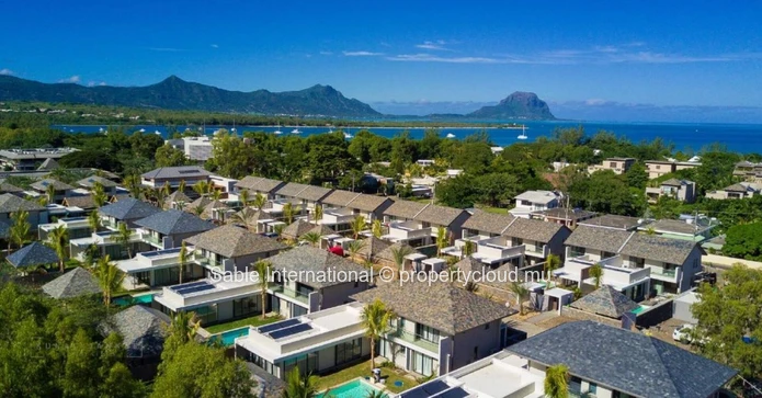 Villa PDS à vendre, Tamarin, 364m² habitables, terrain 669m², 3 chambres, piscine privée, accès mer, proche écoles
