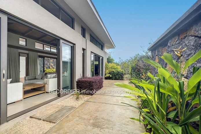 Contemporary villa located in a secure residence