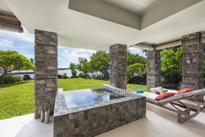 Velvet 1202 : Apartment with sea view & private pool at Beau Champ