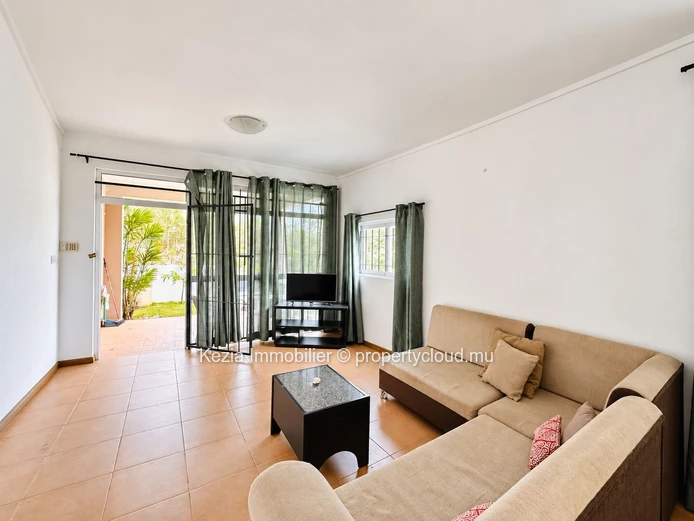 TRIPLEX WITH SWIMMING POOL AND GARDEN Discover this exceptional triplex that perfectly combines comfort and space. Id...