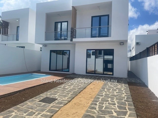 Maison nouvellement construite avec 4 chambres et piscine dans un quartier residentiel prisé