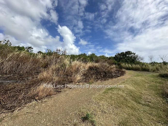 Beau terrain résidentiel de 2 532 m² au calme à Réunion Maurel