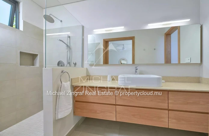 4-Bedroom Villa in a Secure Residence Grand Bay