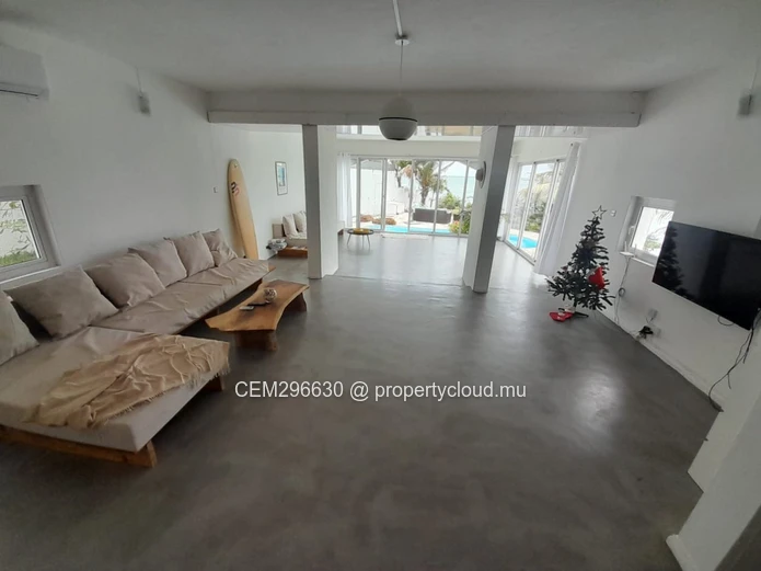 Luxurious Seafront Villa for Sale – Calodyne