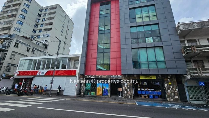 Commercial space of 158 m² on the ground floor