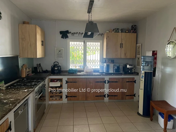 Maison familiale chaleureuse et spacieuse, conçue par un architecte ,  À louer à Roches Noires