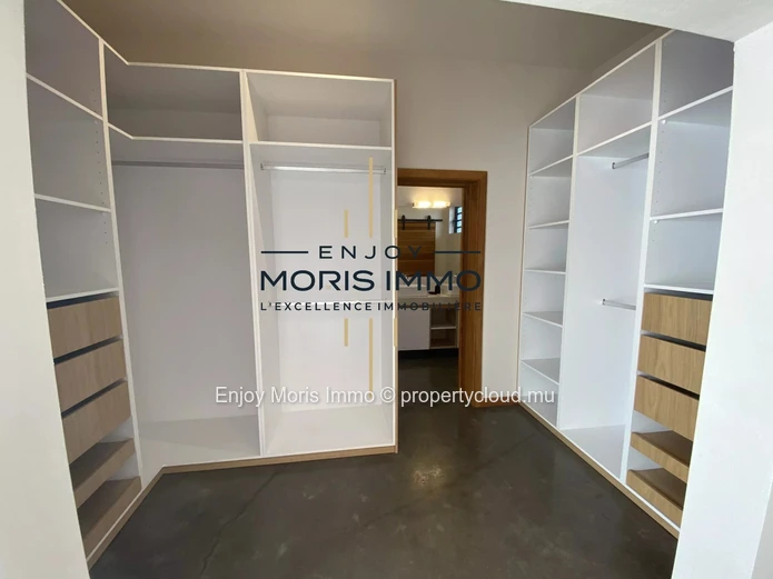 Stunning 4-bedroom modern villa in Calodyne