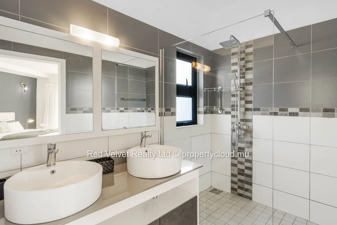 Beachfront Penthouse with Sea View – 3 Bedrooms – Flic en Flac