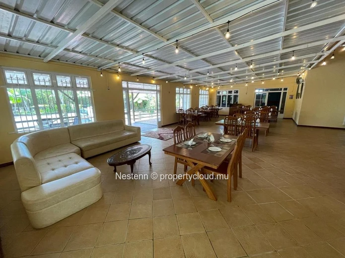 Charming restaurant oasis in iconic, serene location