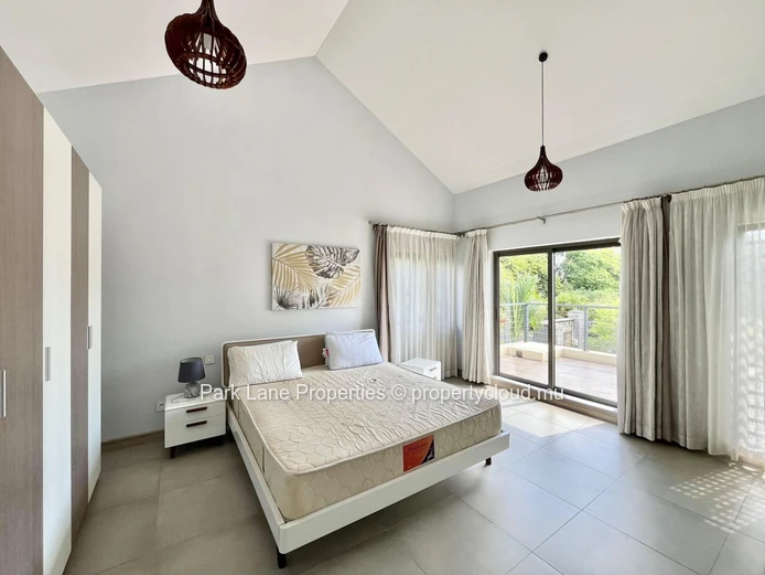Duplex de type townhouse avec trois chambres, jardin et terrasse à Trianon