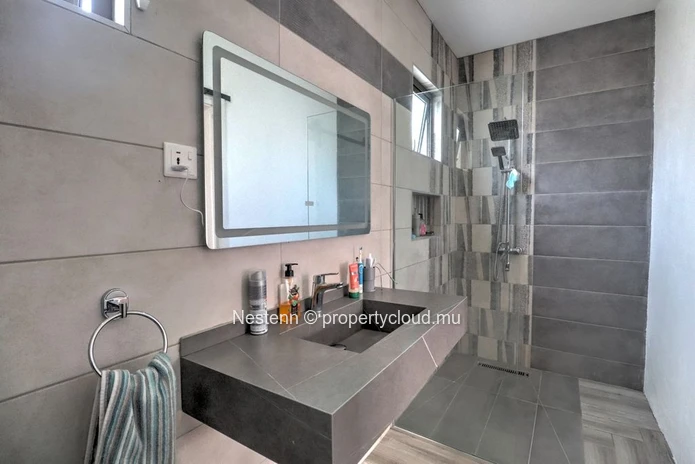Villa moderne de plain-pied avec 3 chambres à proximité des commodités.