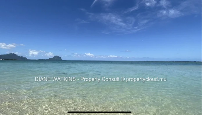 4-bedroom penthouse for sale in La Preneuse, walking distance to the beach with panoramic terrace and mountain views